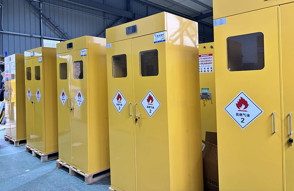 Bakit kailangan ng mga kemikal ang mga propesyonal na cabinet sa kaligtasan?